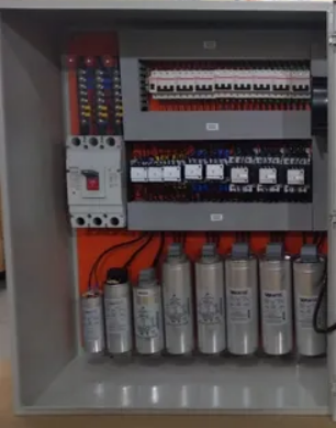 Típico banco de capacitores usados para correção de fator de potência elétrica.